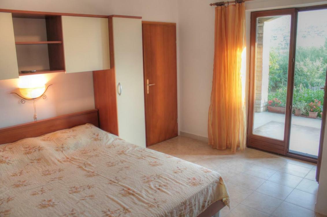 Apartmani Peko Паг Экстерьер фото