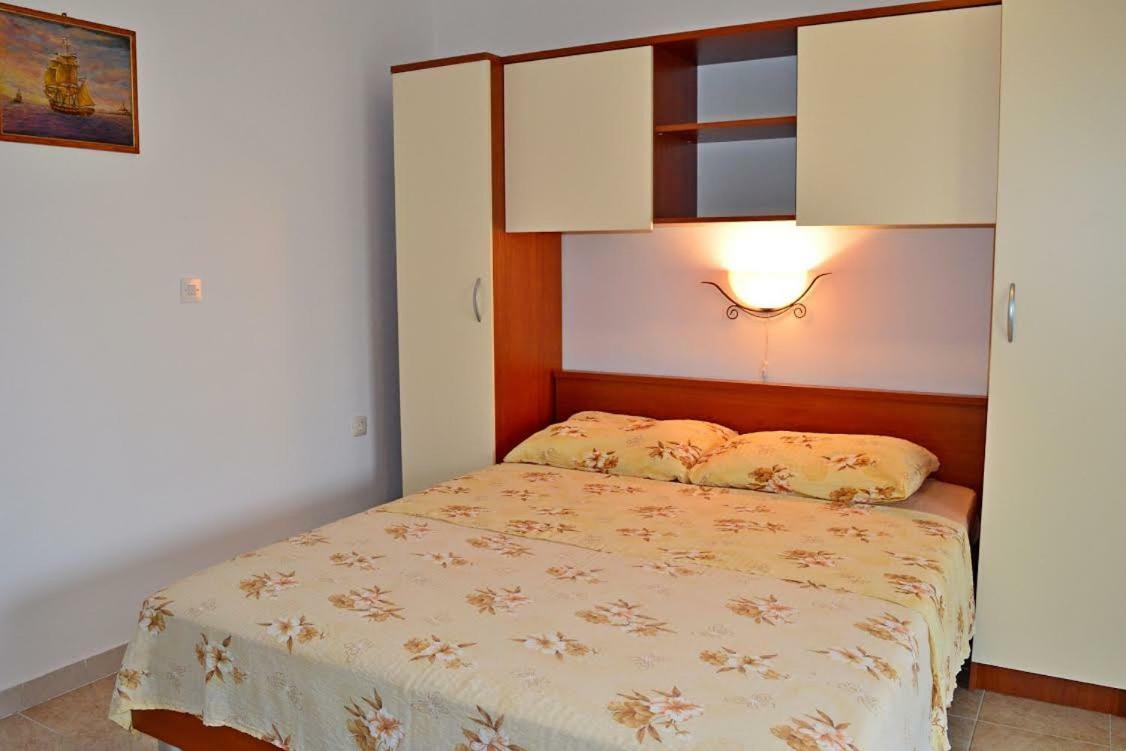 Apartmani Peko Паг Экстерьер фото