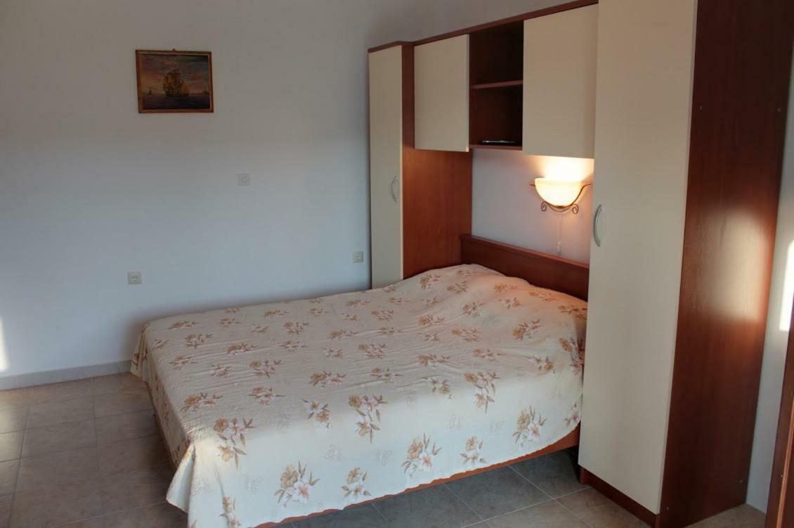 Apartmani Peko Паг Экстерьер фото